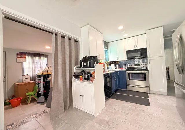 5th image of 320 W 29Th St, Riviera Beach, FL 33404 | MLS# B26039425