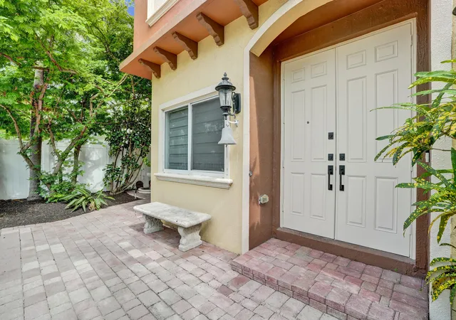 1st image of 804 Ne 7th St, Fort Lauderdale, FL 33304 | MLS# B26039542