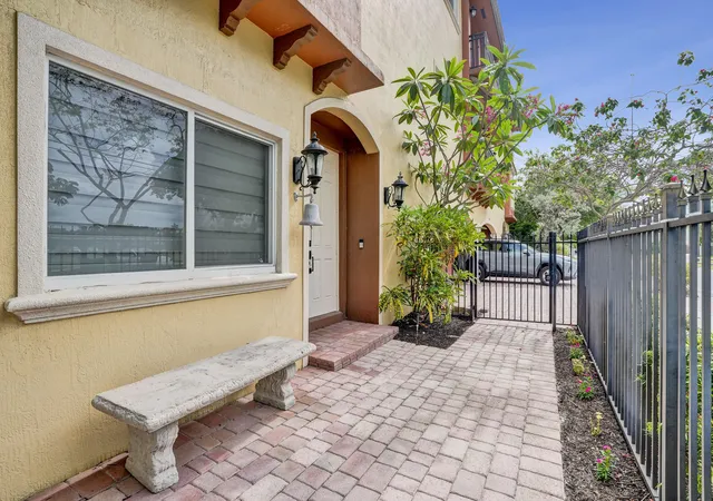 2nd image of 804 Ne 7th St, Fort Lauderdale, FL 33304 | MLS# B26039542