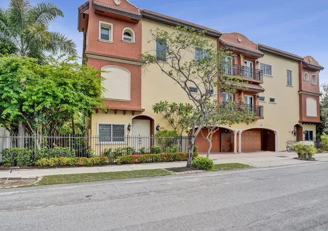 3rd image of 804 Ne 7Th St, Fort Lauderdale, FL 33304 | MLS# B26039542