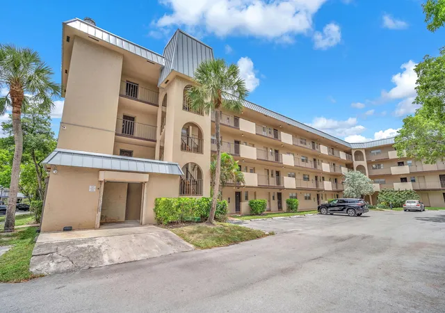 2nd image of 6361 N Fls Cir Dr, Lauderhill, FL 33319