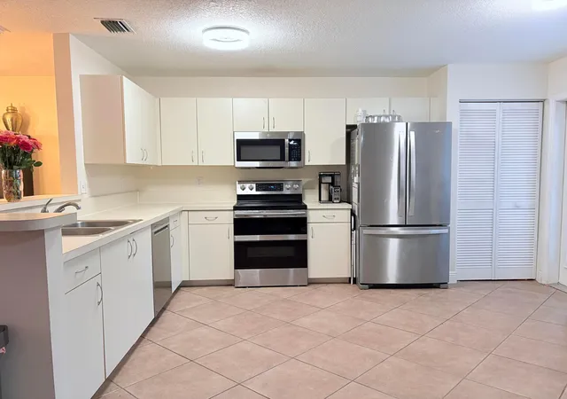 Homes for sale in Royal Palm Beach, FL | 72 Fairway Ln, Royal Palm Beach, FL 33411 | MLS# B26039942