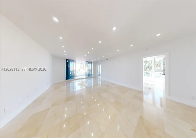Listing Photo 4 - Condo for sale in building located at 21050 Ne 38Th Ave, Aventura, FL 33180 - Unit #305