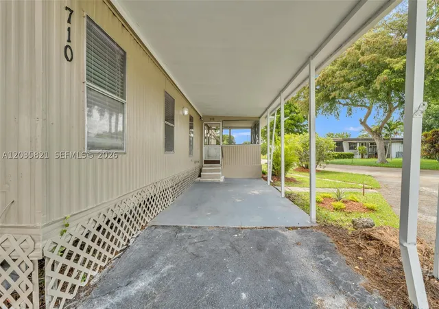 4th image of 710 Nw 217Th Way, Pembroke Pines, FL 33029 | MLS# A12035821