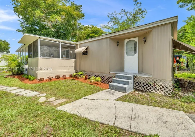 5th image of 710 Nw 217Th Way, Pembroke Pines, FL 33029 | MLS# A12035821