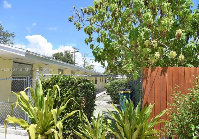 3rd image of 1008 N 18 Avenue, Lake Worth, FL 33460 | MLS# A12032556