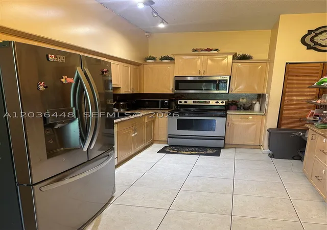 Photo 2 of Condo for sale at 9281 W Sunrise Blvd, Plantation, FL 33322 | MLS# A12036448 | Listing updated on 2026-10-05