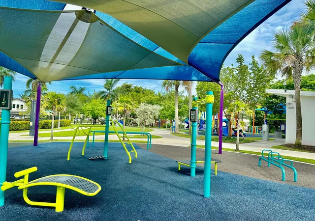 2nd image of 580 Egret Dr, Hallandale Beach, FL 33009