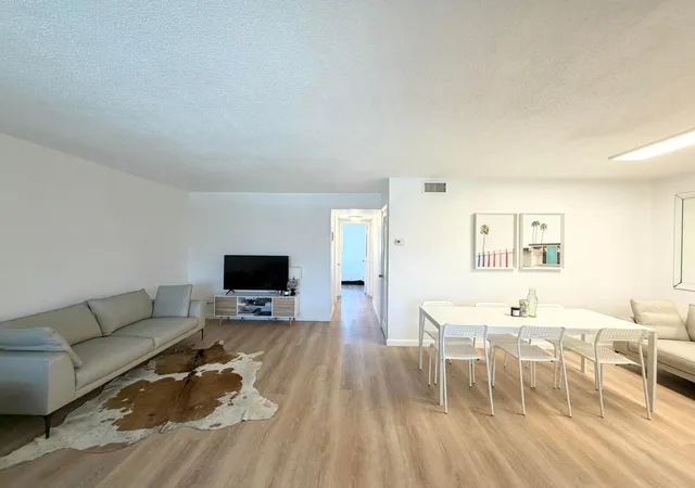4th image of 580 Egret Dr #305, Hallandale Beach, FL 33009 | MLS# B26040354
