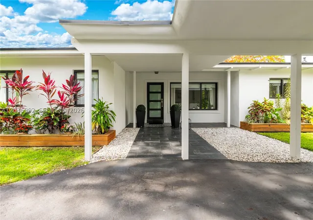 Photo 1 of Single family home for sale at 7970 Sw 122Nd St, Pinecrest, FL 33156 | MLS# A12036992 | Listing updated on 2026-10-09