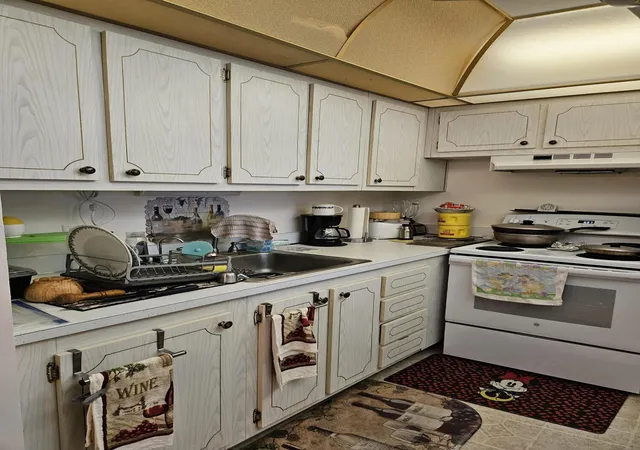 5th image of 300 Vlg Grn Cir S, Palm Springs, FL 33461
