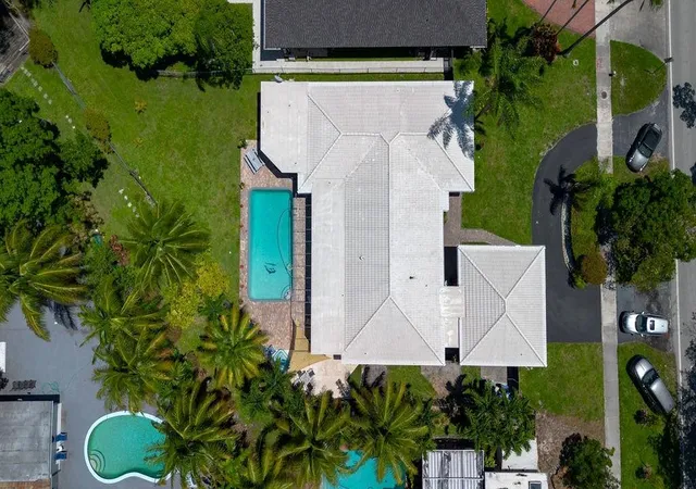 3rd image of 19885 Ne 22Nd Ave, Miami, FL 33180 | MLS# B26041579