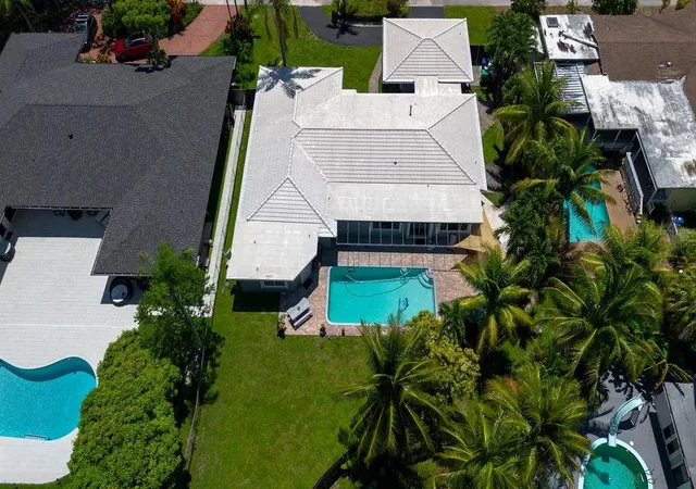 4th image of 19885 Ne 22Nd Ave, Miami, FL 33180 | MLS# B26041579