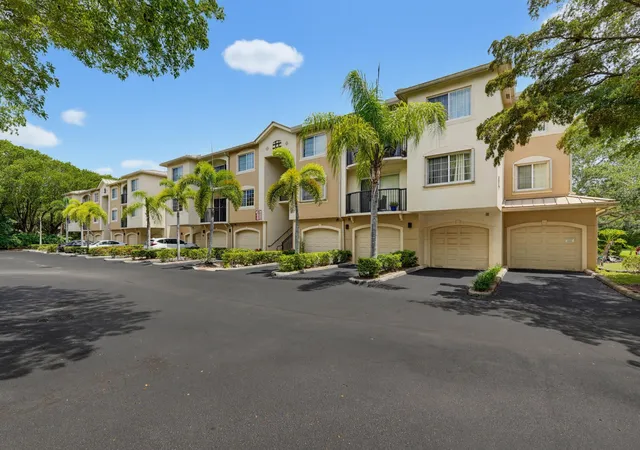 Homes for sale in Royal Palm Beach, FL | 400 N Crestwood Ct Ct N #417, Royal Palm Beach, FL 33411 | MLS# B26041717