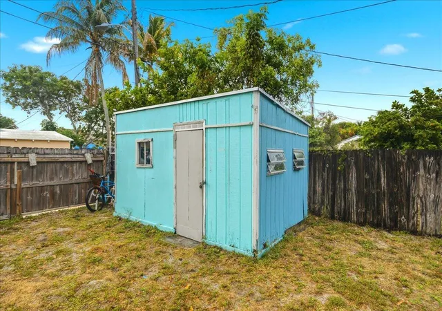 Homes for sale in Lake Worth, FL | 1219 N E St, Lake Worth, FL 33460 | MLS# B26041961