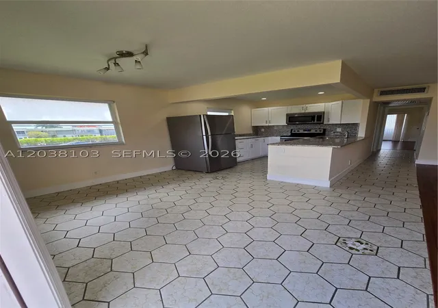 5th image of 121 Saxony C, Delray Beach, FL 33446