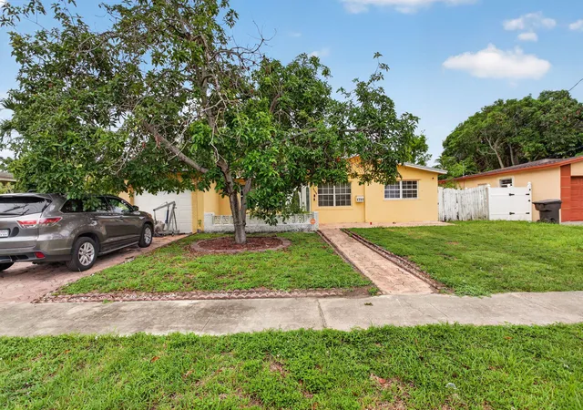 Homes for sale in Lauderdale Lakes, FL | 4390 Nw 35th Ave, Lauderdale Lakes, FL 33309 | MLS# B26042009