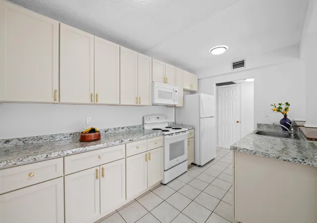Homes for sale in Tamarac, FL | 5190 E Sabal Palm Blvd #209, Tamarac, FL 33319 | MLS# B26042040