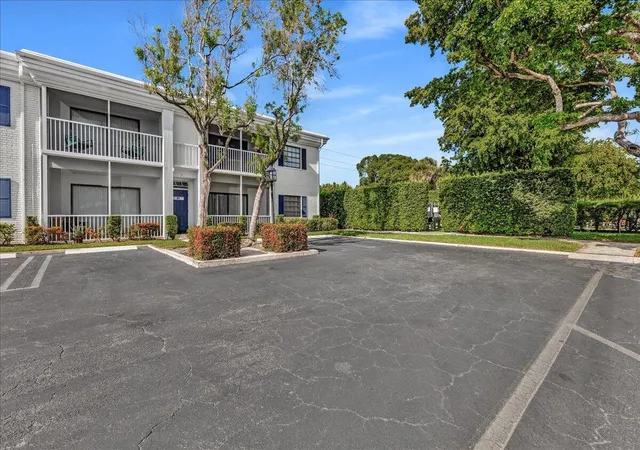 3rd image of 180 Cypress Clb Dr, Pompano Beach, FL 33060
