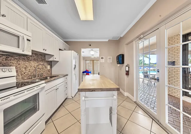 2nd image of 180 Cypress Clb Dr, Pompano Beach, FL 33060
