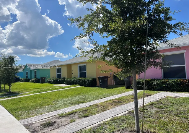 3rd image of 535 Lilac Ct, West Palm Beach, FL 33407 | MLS# A12039646