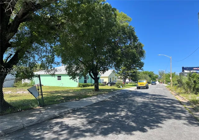 8th image of 535 Lilac Ct, West Palm Beach, FL 33407 | MLS# A12039646
