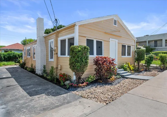 2nd image of 1011 22nd St, West Palm Beach, FL 33407 | MLS# B26042843