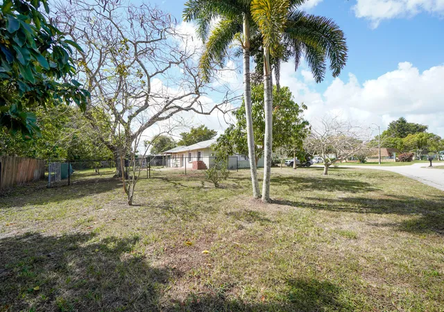 27th image of 120 Swan Pkwy W, Royal Palm Beach, FL 33411 | MLS# B26043060