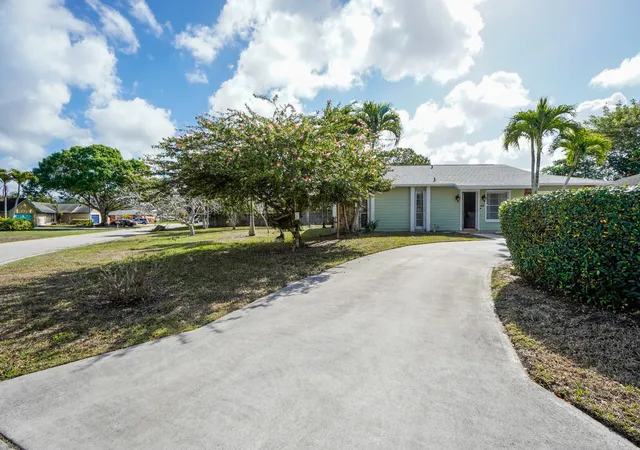 2nd image of 120 Swan Pkwy W, Royal Palm Beach, FL 33411 | MLS# B26043060