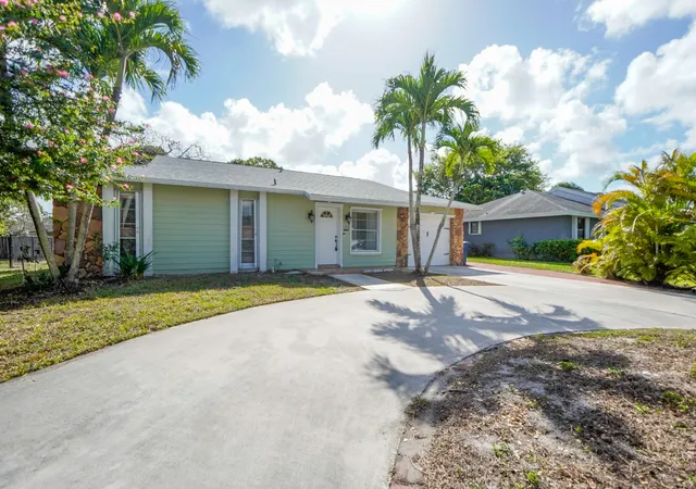 3rd image of 120 Swan Pkwy W, Royal Palm Beach, FL 33411 | MLS# B26043060