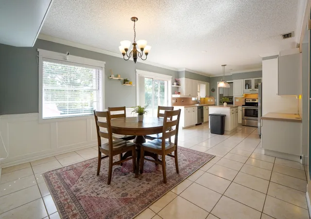 5th image of 120 Swan Pkwy W, Royal Palm Beach, FL 33411 | MLS# B26043060