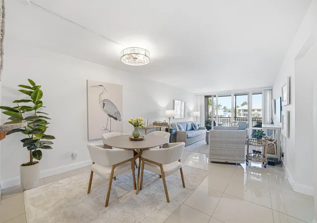 2nd image of 6 Royal Palm Wy #211, Boca Raton, FL 33432 | MLS# B26043222