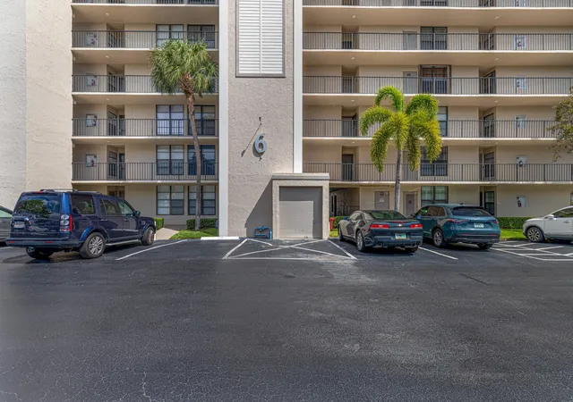 2nd image of 6 Royal Palm Wy, Boca Raton, FL 33432