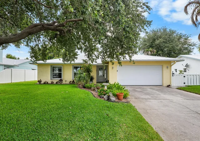 Homes for sale in Hobe Sound, FL | 8974 Se Bobo Ct, Hobe Sound, FL 33455 | MLS# B26043325