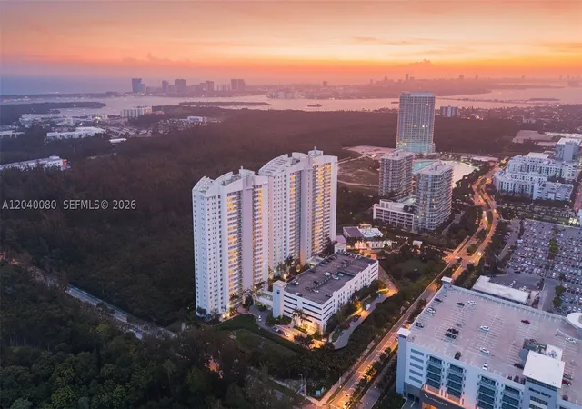 Listing Photo 4 - Condo for sale in building located at 14951 Royal Oaks Ln, Miami, FL 33181 - Unit #1202