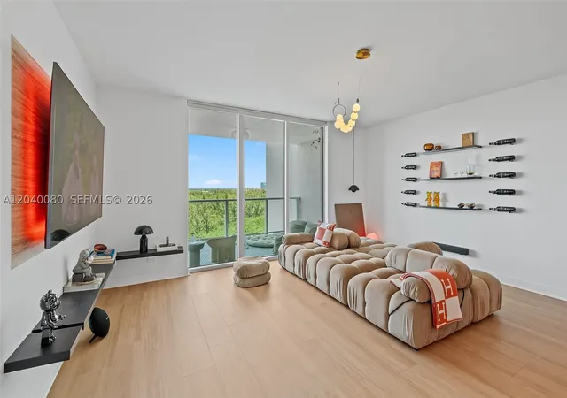 Listing Photo 5 - Condo for sale in building located at 14951 Royal Oaks Ln, Miami, FL 33181 - Unit #1202