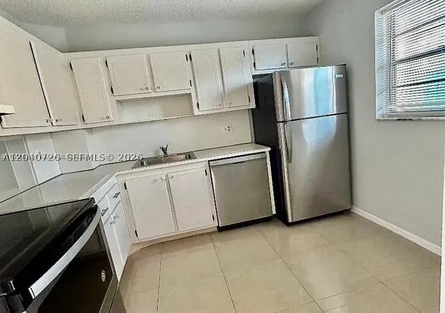 Listing Photo 4 - Condo for sale in building located at 100 Berkley Rd, Hollywood, FL 33024 - Unit #210