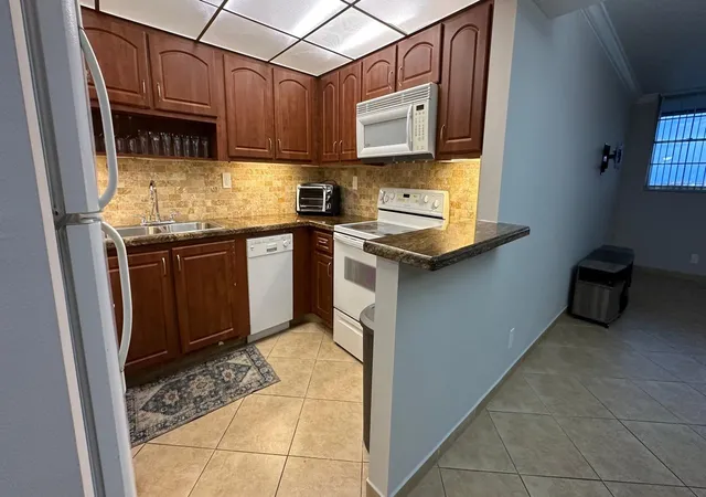5th image of 3300 W Rolling Hills Cir #708, Davie, FL 33328 | MLS# B26044121