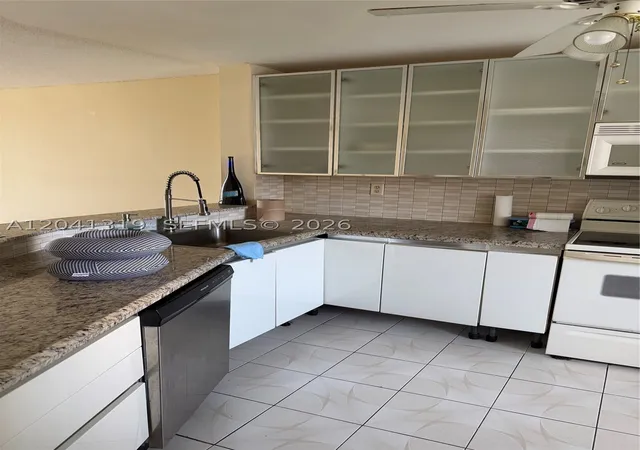 Listing Photo 3 - Condo for sale in building located at 1750 NE 191st St, North Miami Beach, FL 33179 - Unit #627-4