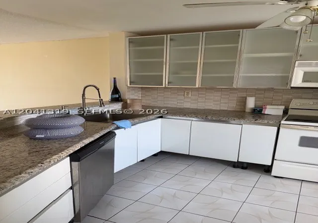 Listing Photo 5 - Condo for sale in building located at 1750 NE 191st St, North Miami Beach, FL 33179 - Unit #627-4