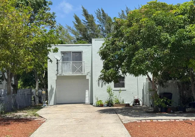 1st image of 910 N F St, ,, FL 33460 | MLS# B26044135