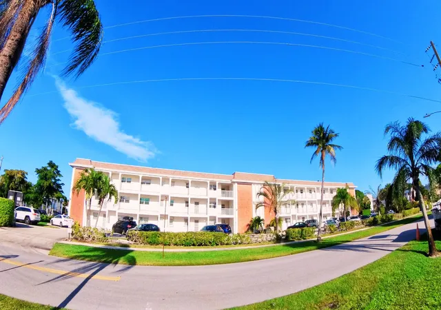 2nd image of 236 Castlewood Dr #202, North Palm Beach, FL 33408 | MLS# B26044333