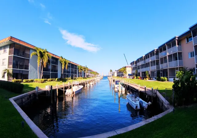 3rd image of 236 Castlewood Dr, North Palm Beach, FL 33408