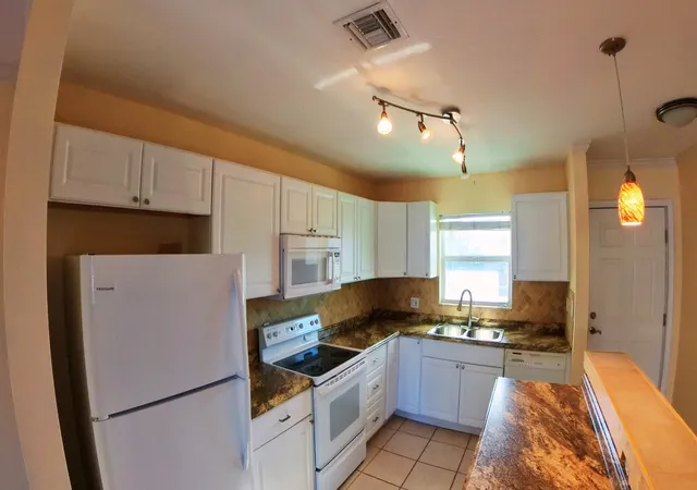 5th image of 236 Castlewood Dr, North Palm Beach, FL 33408