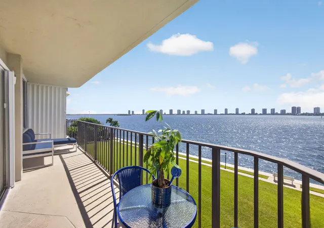 4th image of 801 Lake Shore Dr #302, Lake Park, FL 33403 | MLS# B26044392