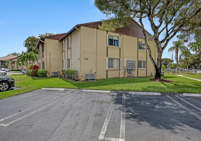 2nd image of 339 Pine Ridge Cir, Greenacres, FL 33463