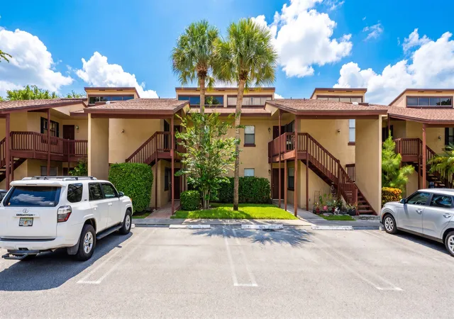 Homes for sale in Royal Palm Beach, FL | 1303 Lakeview E, Royal Palm Beach, FL 33411 | MLS# B26044645