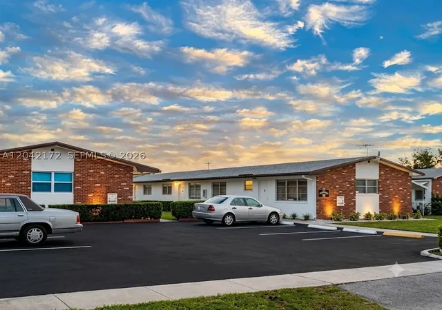 2nd image of 2230 Jackson St #1W, Hollywood, FL 33020 | MLS# A12042172