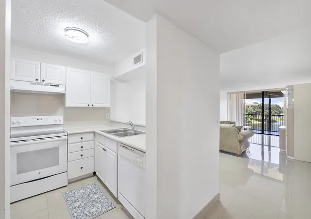 Homes for sale in Margate, FL | 5828 Coral Lake Dr, Margate, FL 33063 | MLS# B26044691