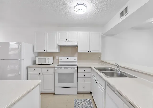 Homes for sale in Margate, FL | 5828 Coral Lake Dr, Margate, FL 33063 | MLS# B26044691